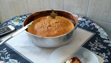 Bolo de baunilha com banana cremosa
