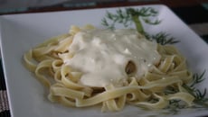 Macarrão com molho branco fácil