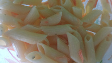 Salada colorida de macarrão