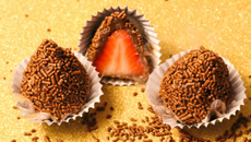 Bombom de brigadeiro com morango