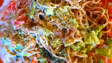 Macarrão vegetariano com molho branco