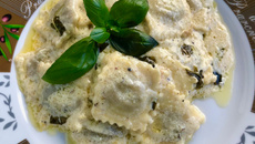 Ravióli com creme de leite e ervas frescas