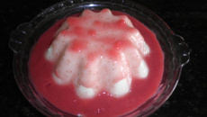 Manjar de coco com calda de morango