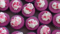 Cupcake de doce de leite com morango