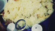 Batata frita com queijo e bacon