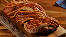 Babka ou pão doce recheado de goiabada