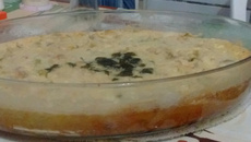 Torta de frango com seleta de legumes