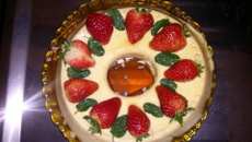 Pudim de leite condensado com morango e hortelã