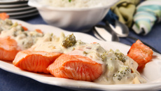 Filés de salmão com castanhas e molho de legumes