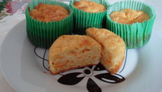 Bolinho de cenoura com queijo (cupcake salgado)
