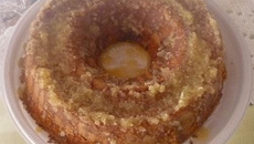 Bolo com coco e cobertura de laranja