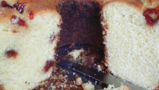 Bolo de fubá com goiabada