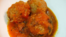 Almôndegas ao molho sugo
