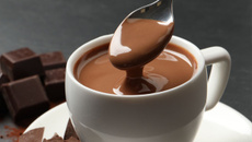 Chocolate quente cremoso de 3 ingredientes simples sem ficar ralo