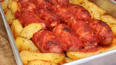 Linguiça com batata fácil no forno