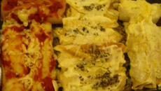 Panquecas de frango aos molhos vermelho e branco