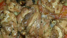 Coxa de frango com batatas e tomates.