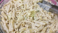 Macarrão com molho branco e couve-flor