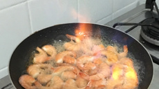 Camarão flambado no conhaque ao alho e azeite