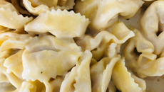 Tortelloni com molho cremoso de alho