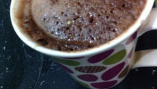 Bolo de caneca de chocolate com calda