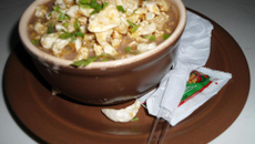 Caldo de feijão com torresmo