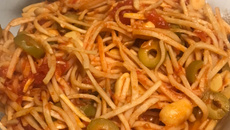 Espaguete de pupunha ao molho de tomates pelados em cubo, cogumelo paris e alcaparras