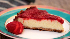 Torta de ricota com geleia de morango