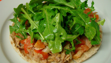 Falsa pizza de atum com rúcula