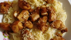 Espaguete ao molho branco com filé de frango