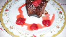 Bolo fácil de chocolate com pedacinhos de morango