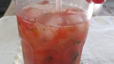 Caipirinha de tomate cereja