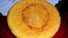 Bolo de milharina com calda de laranja