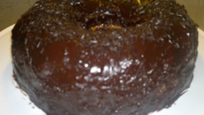 Bolo de chocolate com recheio de doce de leite