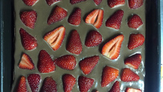 Bolo de chocolate com morangos