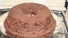 Bolo de chocolate sem trigo com coco