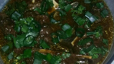 Acém de osso ao molho madeira