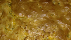 Torta deliciosa de liquidificador com recheio de frango