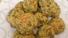 Bolinho de arroz com espinafre assado