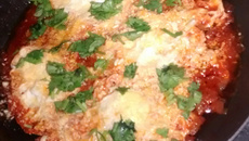 Ovo Pochê ao Molho de Tomate