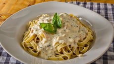 Macarrão ao molho branco