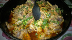 Frango caipira ensopado com pequi