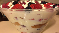 Pavê de chocolate branco e frutas vermelhas