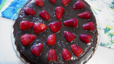 Bolo de chocolate com recheio de morangos e leite condensado