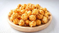 Pipoca doce caramelizada com milho gourmet mushroom e caramelo que não queima