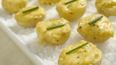 Batatas bolinha com mostarda de Dijon Maille