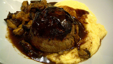 Filé mignon ao vinho com purê de mandioquinha