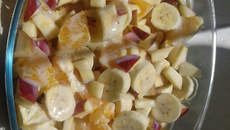 Salada de frutas com leite condensado e creme de leite