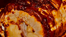 Lombo de porco assado com feijão e toucinho defumado