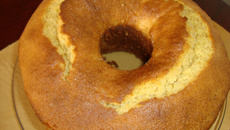 Bolo de fubá com leite condensado